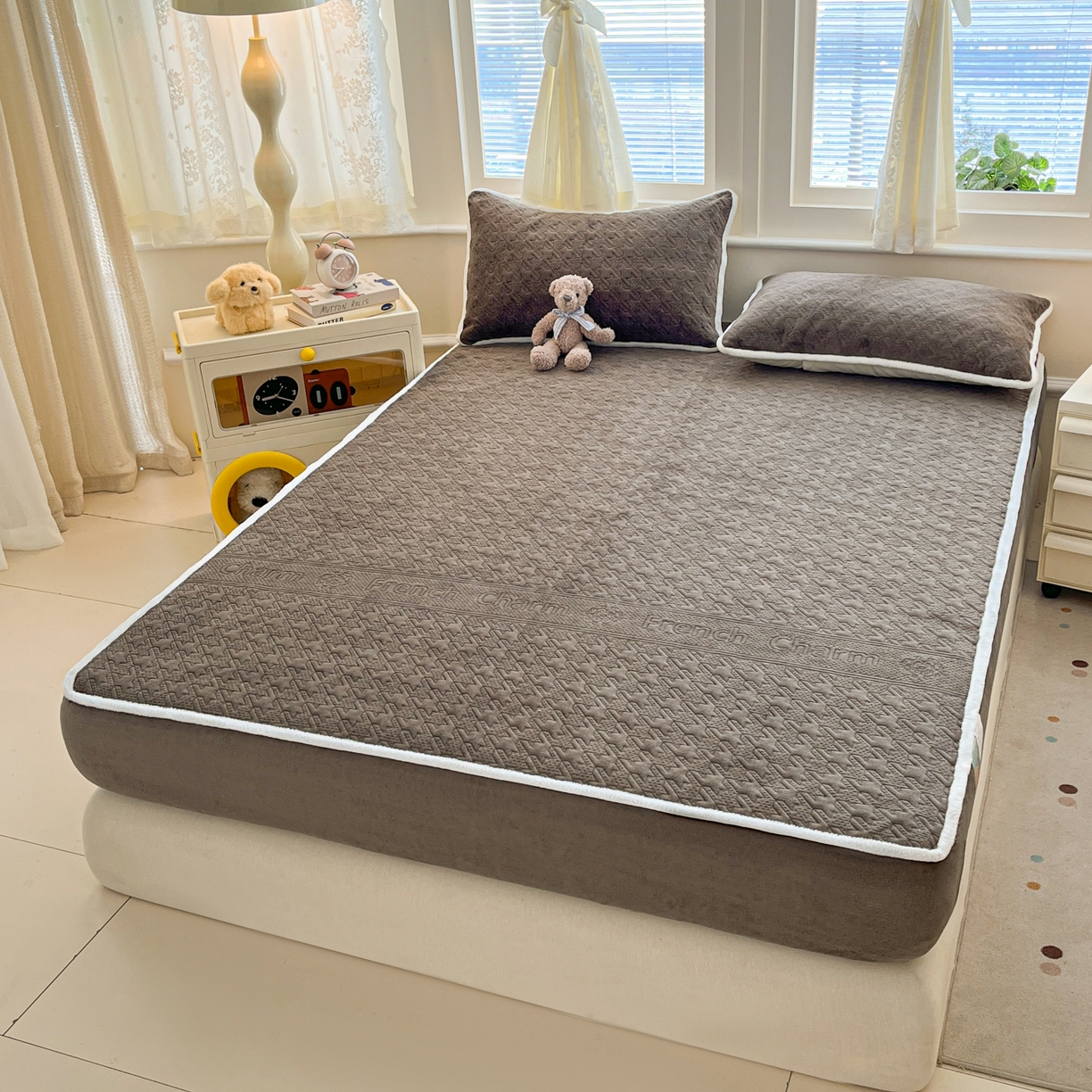 91家纺网 家纺一手货源 找家纺 卡伦家纺 2025新款抗菌雕花牛奶绒千鸟格夹棉床笠系列 千鸟格床笠-淡灰