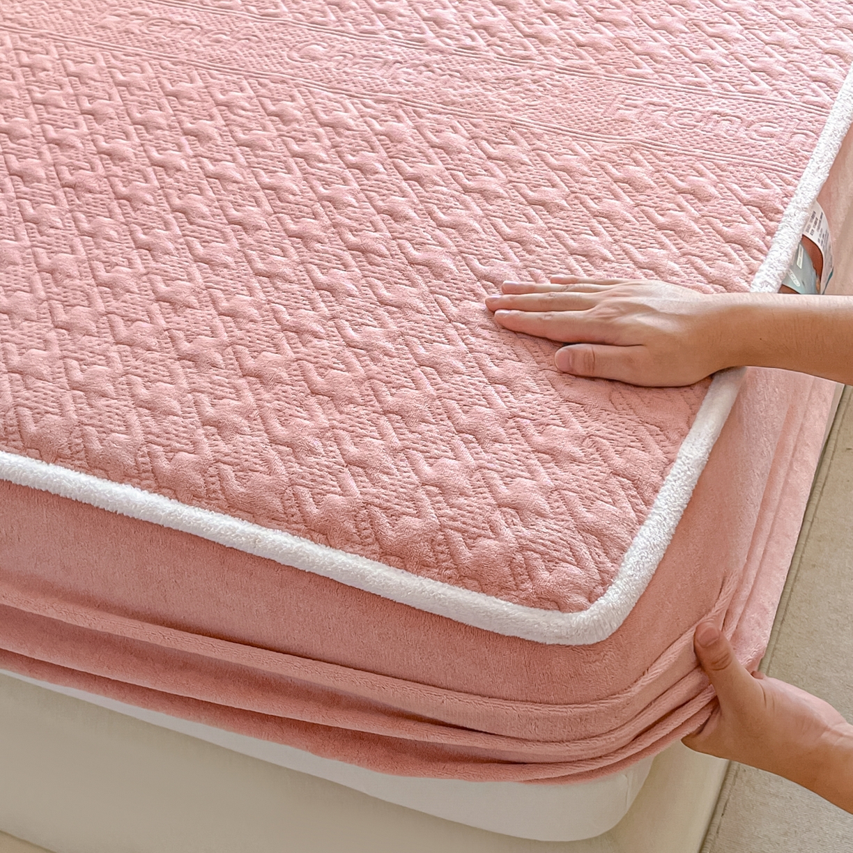 91家纺网 家纺一手货源 找家纺 卡伦家纺 2025新款抗菌雕花牛奶绒千鸟格夹棉床笠系列 千鸟格床笠-粉