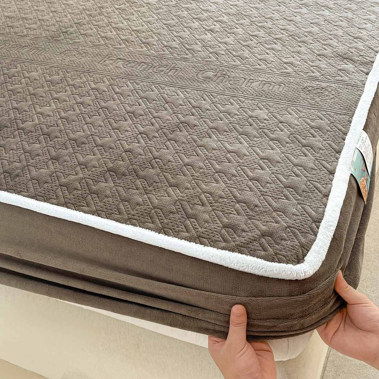 91家纺网 家纺一手货源 找家纺 卡伦家纺 2025新款抗菌雕花牛奶绒千鸟格夹棉床笠系列 千鸟格床笠-淡灰