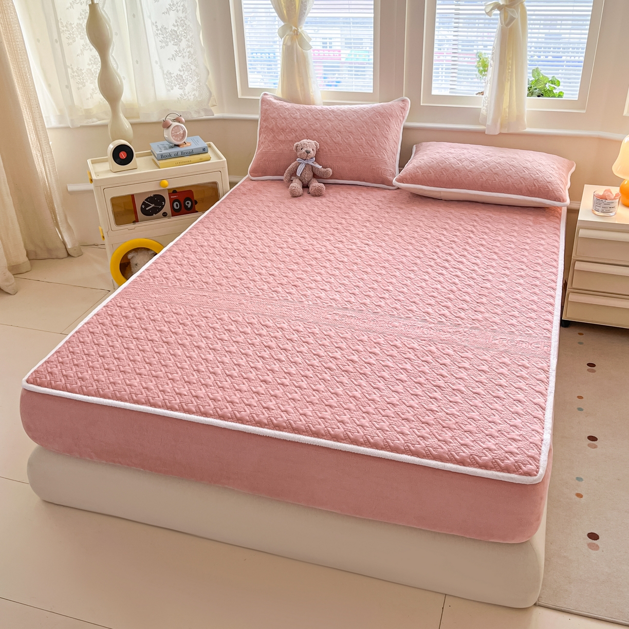 91家纺网 家纺一手货源 找家纺 卡伦家纺 2025新款抗菌雕花牛奶绒千鸟格夹棉床笠系列 千鸟格床笠-粉