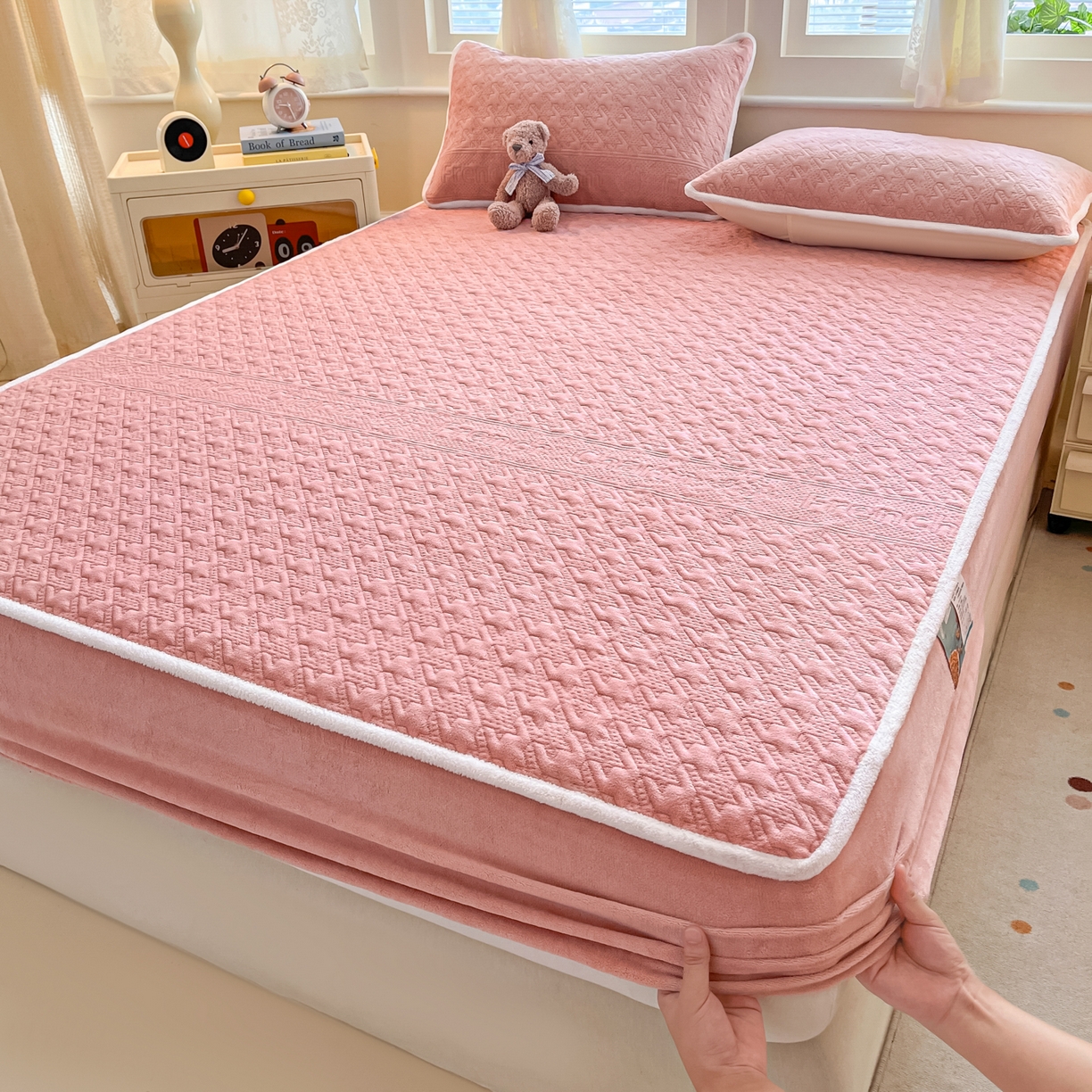 卡伦家纺 2025新款抗菌雕花牛奶绒千鸟格夹棉床笠系列 千鸟格床笠-粉