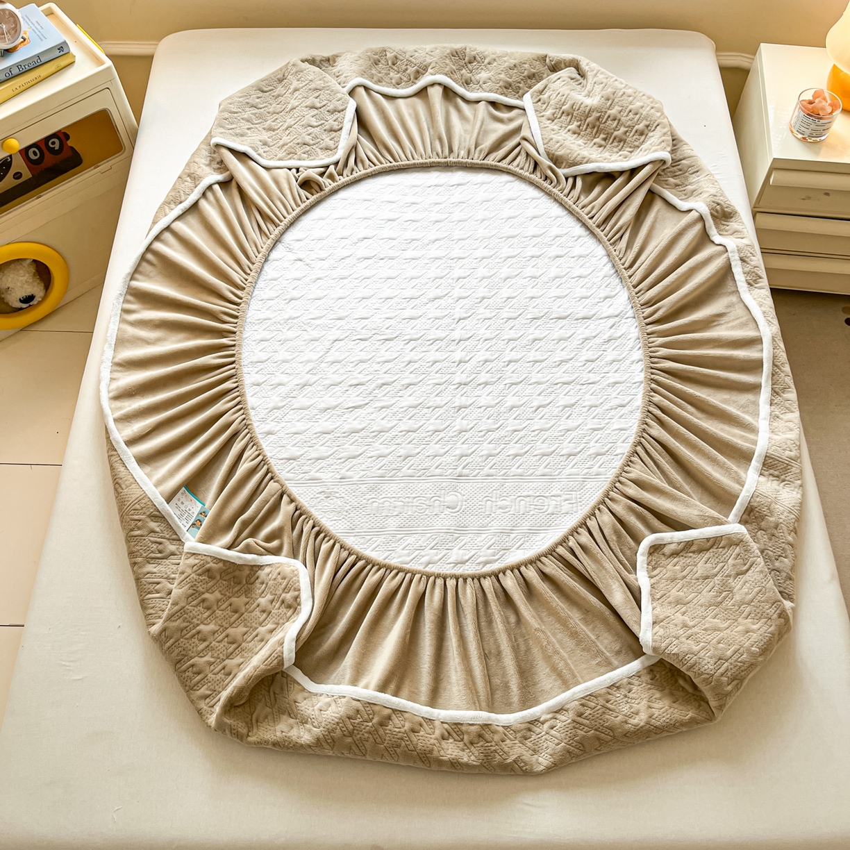 91家纺网 家纺一手货源 找家纺 卡伦家纺 2025新款抗菌雕花牛奶绒千鸟格夹棉床笠系列 千鸟格床笠-咖