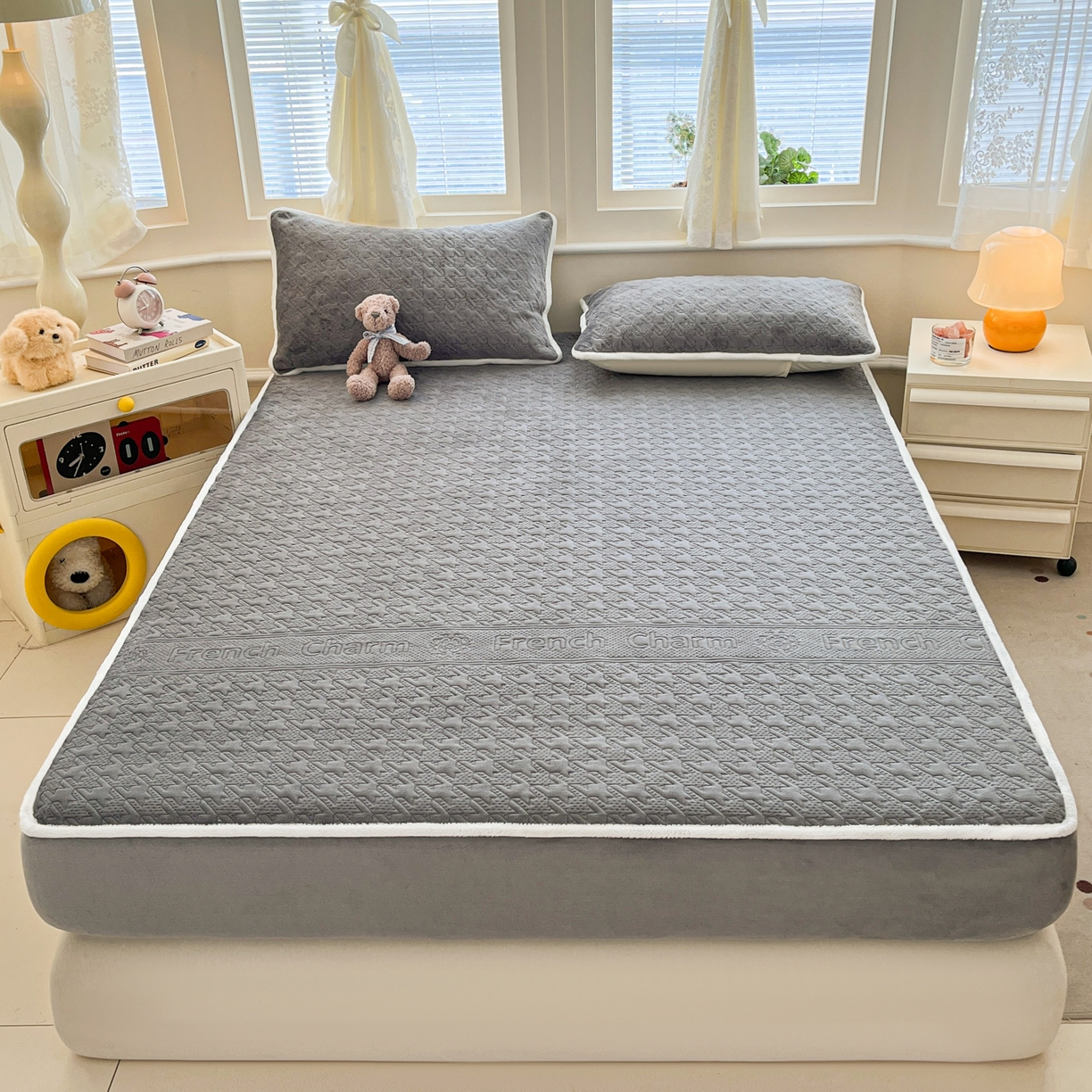 91家纺网 家纺一手货源 找家纺 卡伦家纺 2025新款抗菌雕花牛奶绒千鸟格夹棉床笠系列 千鸟格床笠-灰