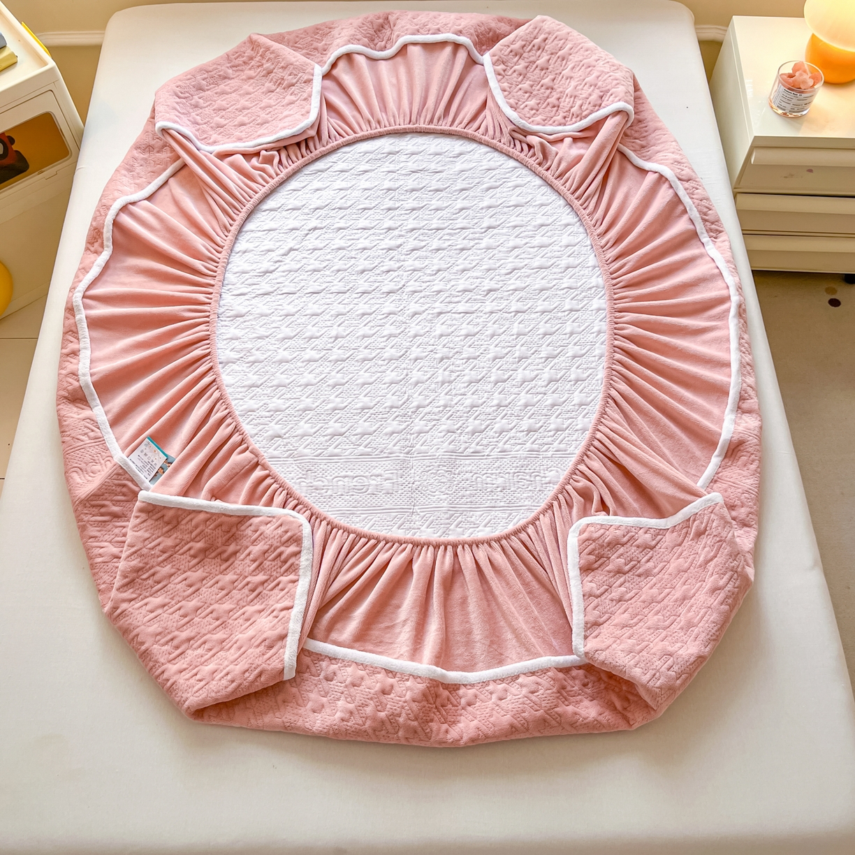 91家纺网 家纺一手货源 找家纺 卡伦家纺 2025新款抗菌雕花牛奶绒千鸟格夹棉床笠系列 千鸟格床笠-粉