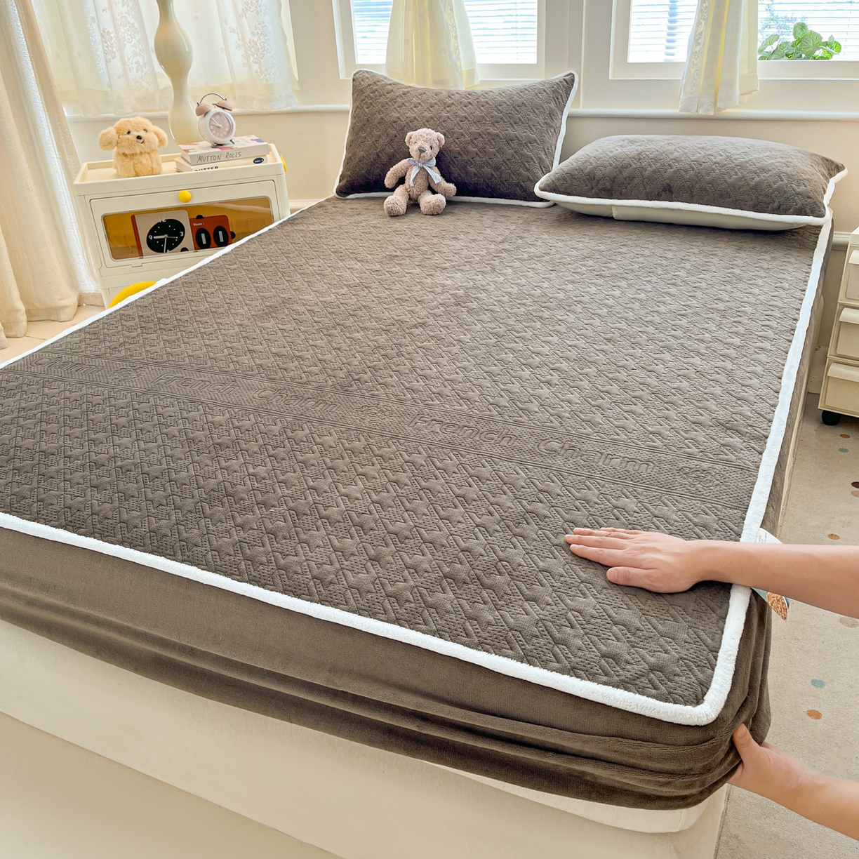 91家纺网 家纺一手货源 找家纺 卡伦家纺 2025新款抗菌雕花牛奶绒千鸟格夹棉床笠系列 千鸟格床笠-淡灰