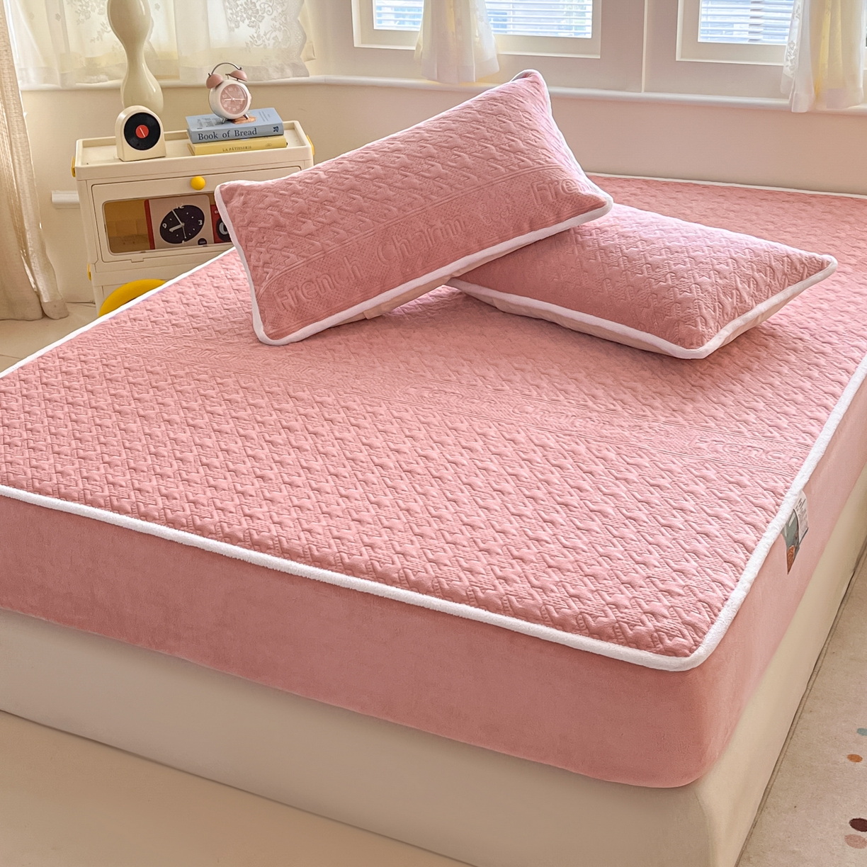 91家纺网 家纺一手货源 找家纺 卡伦家纺 2025新款抗菌雕花牛奶绒千鸟格夹棉床笠系列 千鸟格床笠-粉