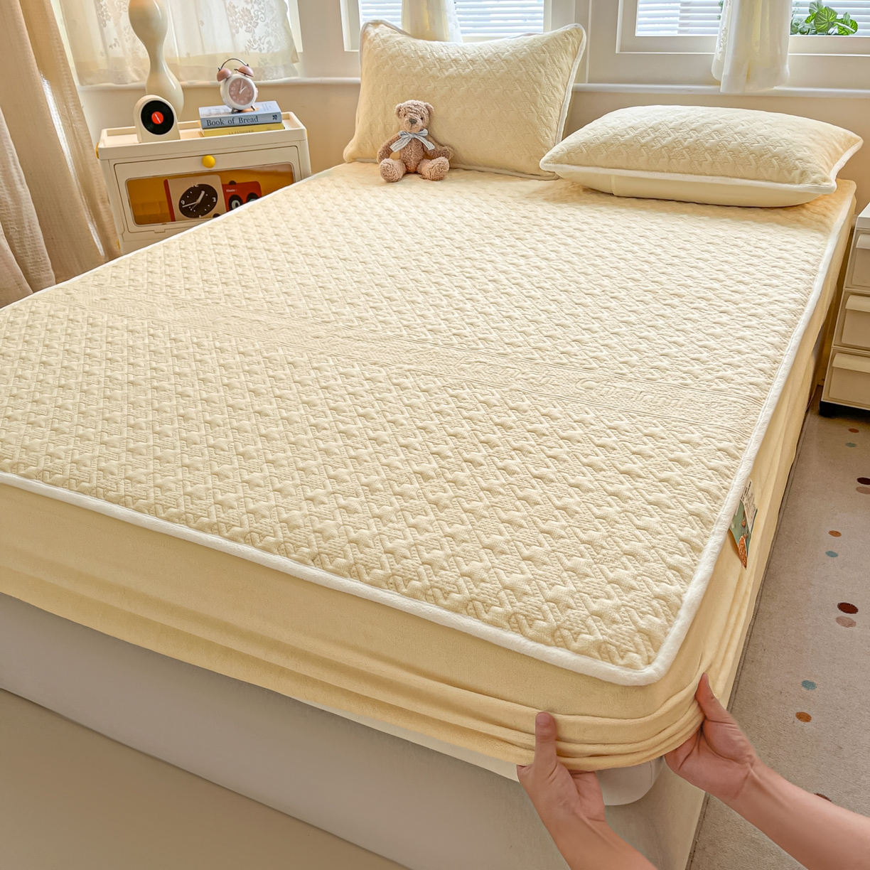 91家纺网 家纺一手货源 找家纺 （总）卡伦家纺 2025新款抗菌雕花牛奶绒千鸟格夹棉床笠系列