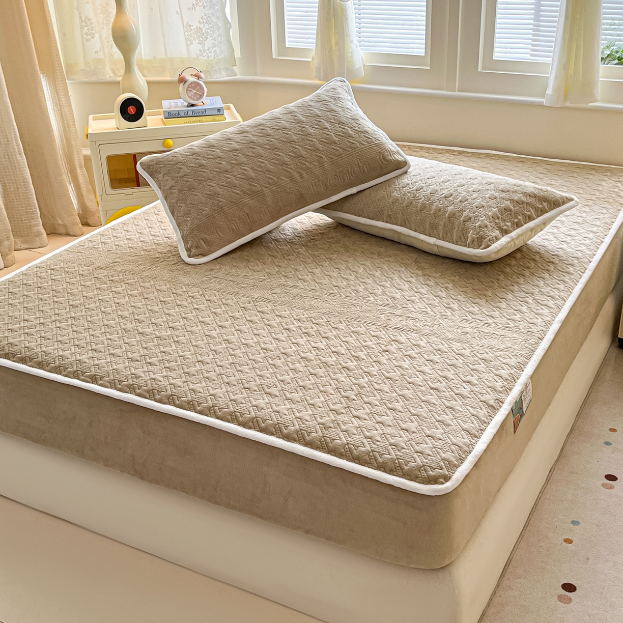 91家纺网 家纺一手货源 找家纺 卡伦家纺 2025新款抗菌雕花牛奶绒千鸟格夹棉床笠系列 千鸟格床笠-咖