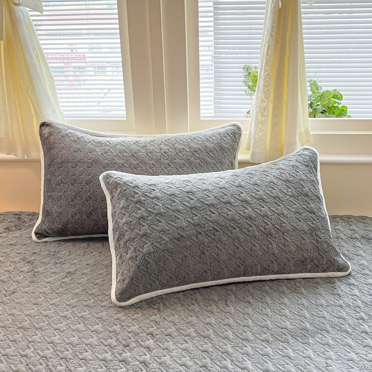 91家纺网 家纺一手货源 找家纺 卡伦家纺 2025新款抗菌雕花牛奶绒千鸟格夹棉床笠系列 千鸟格床笠-灰