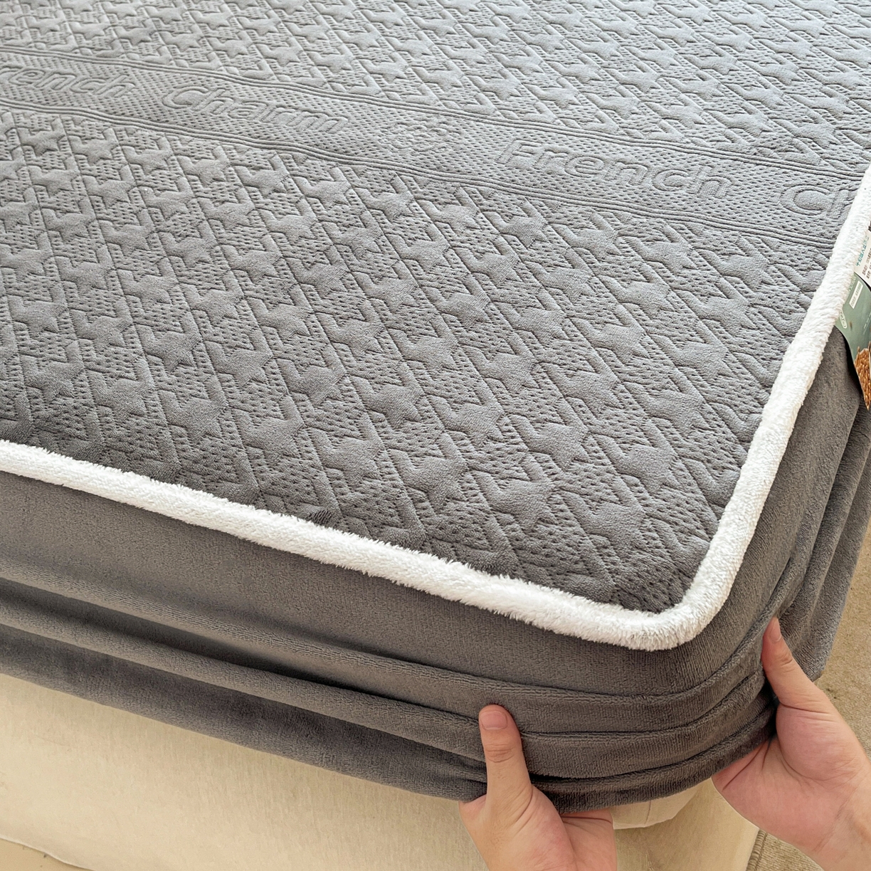 91家纺网 家纺一手货源 找家纺 卡伦家纺 2025新款抗菌雕花牛奶绒千鸟格夹棉床笠系列 千鸟格床笠-灰