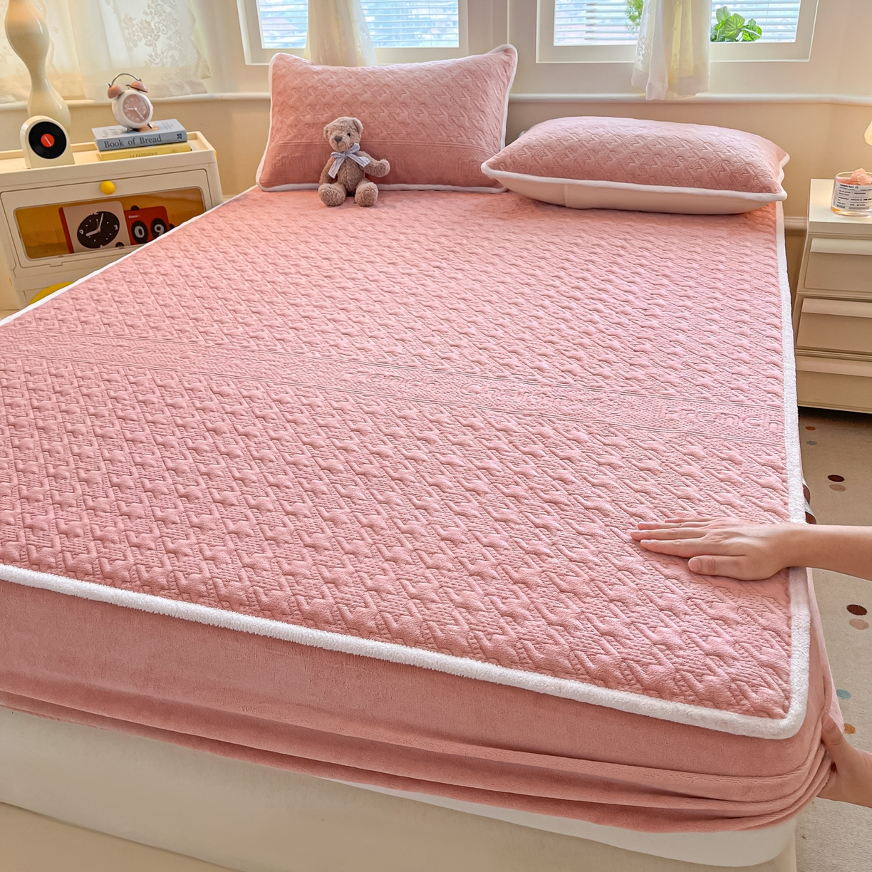 91家纺网 家纺一手货源 找家纺 卡伦家纺 2025新款抗菌雕花牛奶绒千鸟格夹棉床笠系列 千鸟格床笠-粉