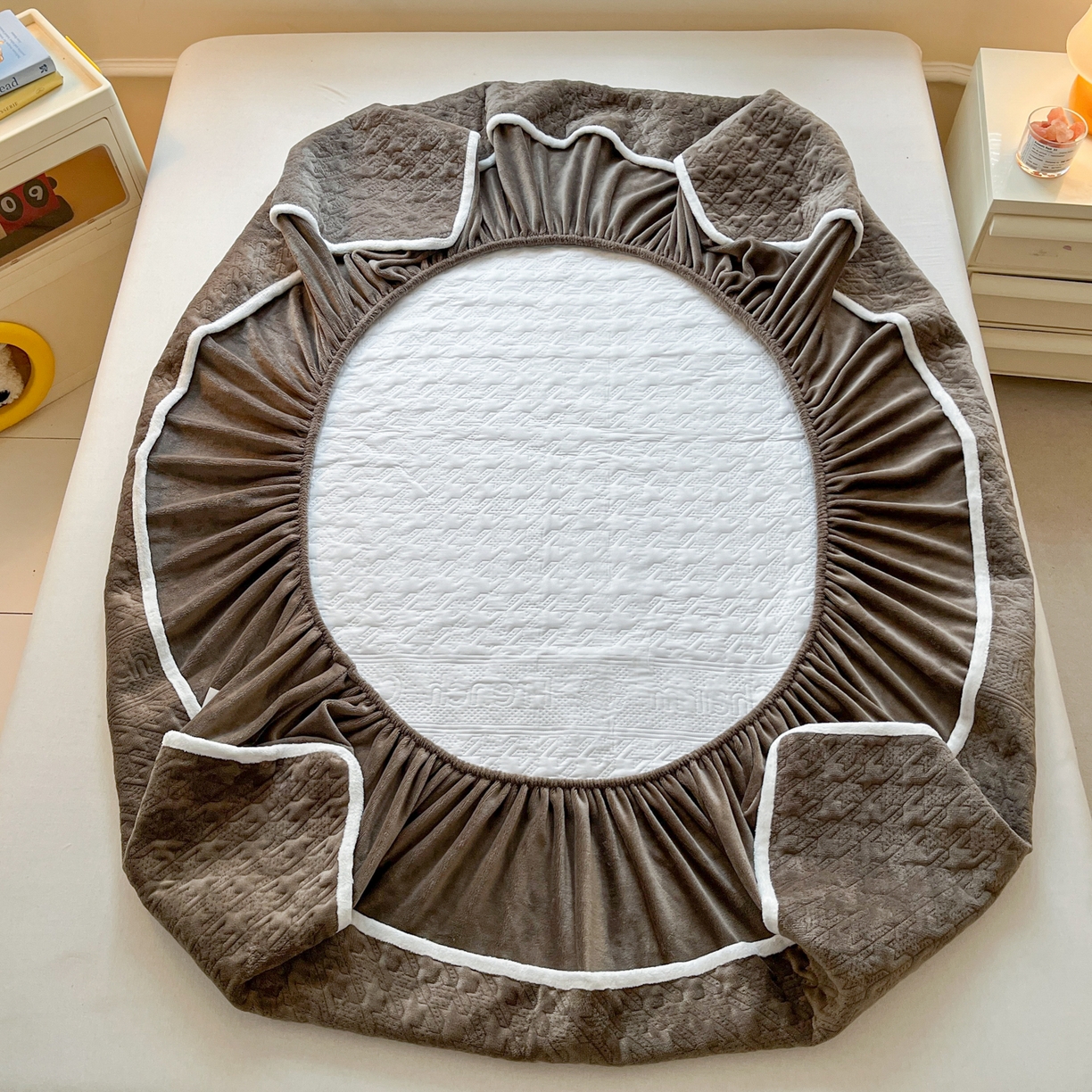 91家纺网 家纺一手货源 找家纺 卡伦家纺 2025新款抗菌雕花牛奶绒千鸟格夹棉床笠系列 千鸟格床笠-淡灰