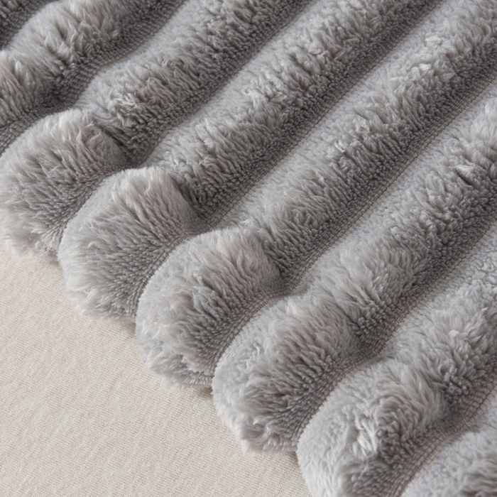 91家纺网 家纺一手货源 找家纺 圣靓 2025新款高克重牛奶绒抽条毛毯 灰色