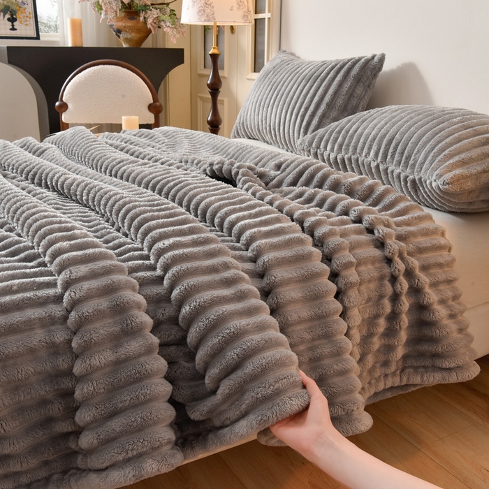 91家纺网 家纺一手货源 找家纺 圣靓 2025新款高克重牛奶绒抽条毛毯 灰色