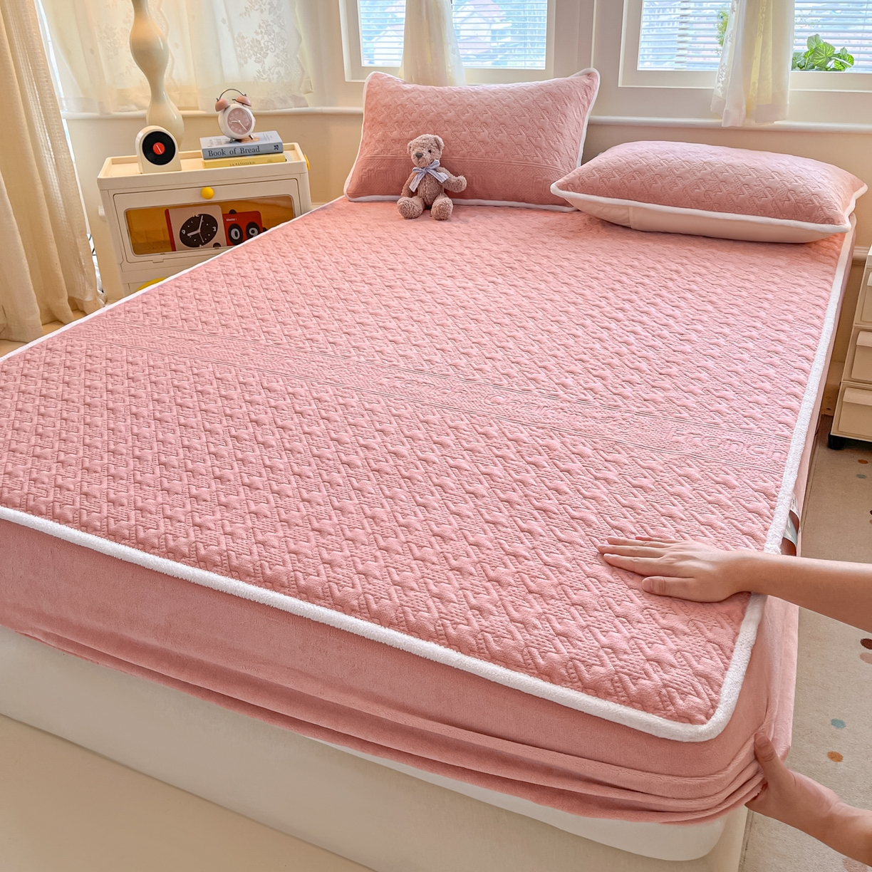 91家纺网 家纺一手货源 找家纺 卡伦家纺 2025新款抗菌雕花牛奶绒千鸟格夹棉床笠系列 千鸟格床笠-粉