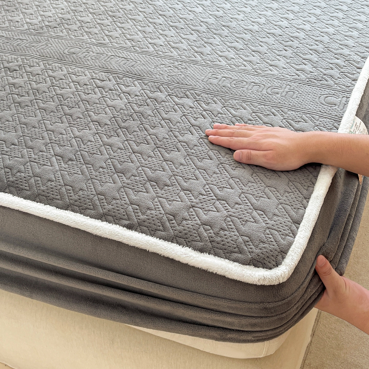 91家纺网 家纺一手货源 找家纺 卡伦家纺 2025新款抗菌雕花牛奶绒千鸟格夹棉床笠系列 千鸟格床笠-灰