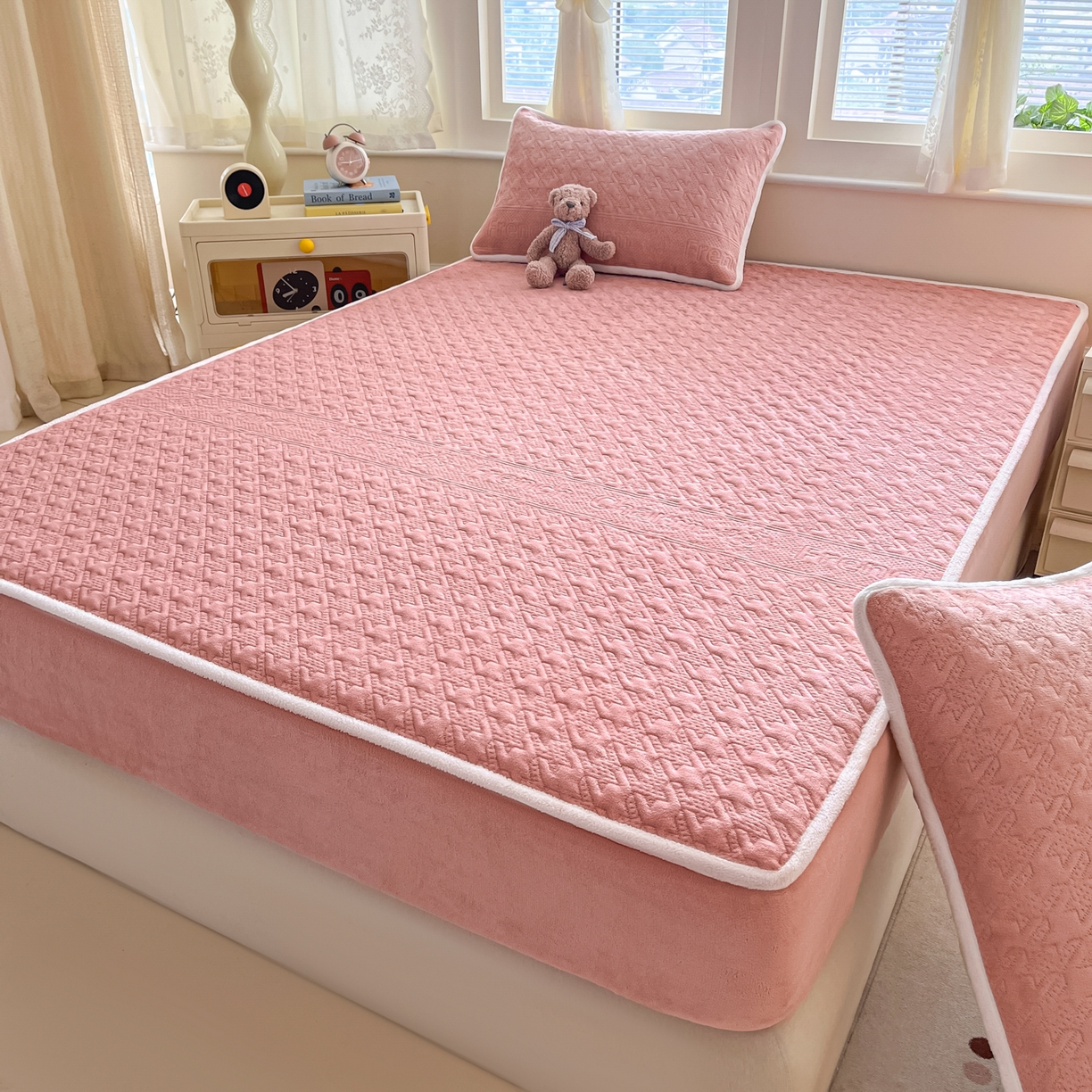 91家纺网 家纺一手货源 找家纺 卡伦家纺 2025新款抗菌雕花牛奶绒千鸟格夹棉床笠系列 千鸟格床笠-粉