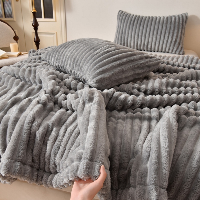 91家纺网 家纺一手货源 找家纺 圣靓 2025新款高克重牛奶绒抽条毛毯 灰色