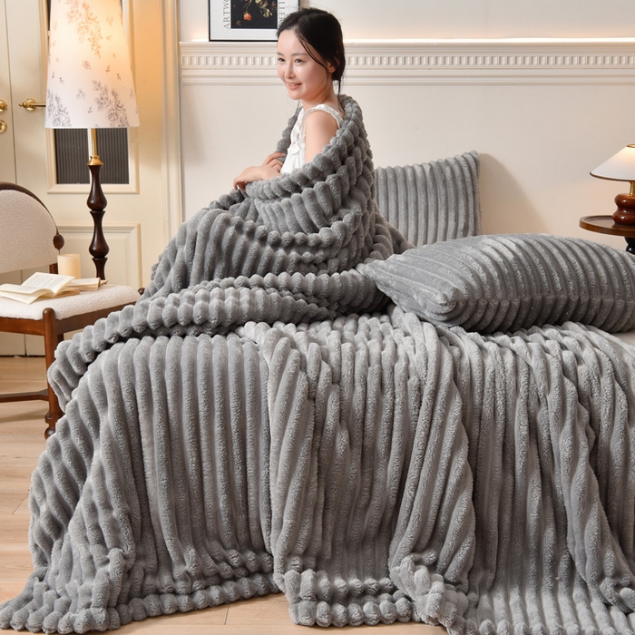 91家纺网 家纺一手货源 找家纺 圣靓 2025新款高克重牛奶绒抽条毛毯 灰色