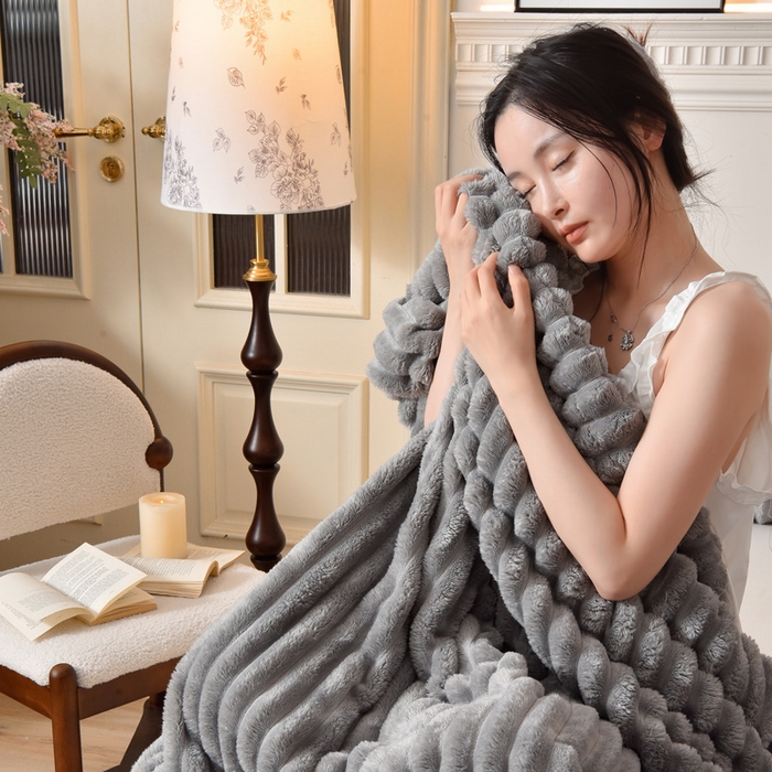 91家纺网 家纺一手货源 找家纺 圣靓 2025新款高克重牛奶绒抽条毛毯 灰色