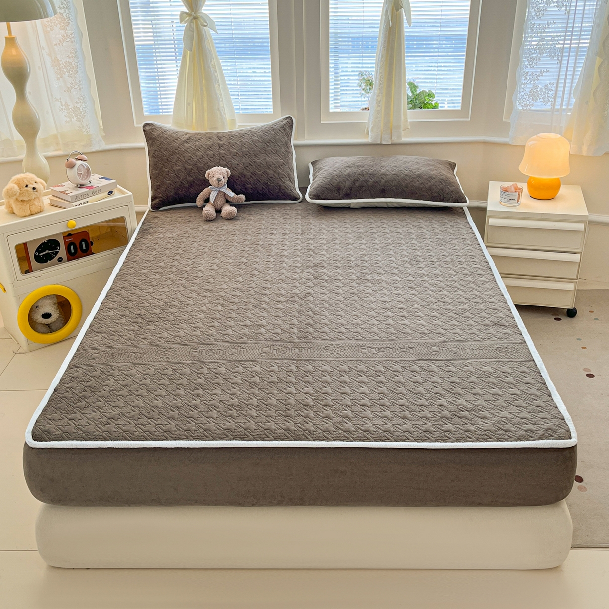 91家纺网 家纺一手货源 找家纺 卡伦家纺 2025新款抗菌雕花牛奶绒千鸟格夹棉床笠系列 千鸟格床笠-淡灰