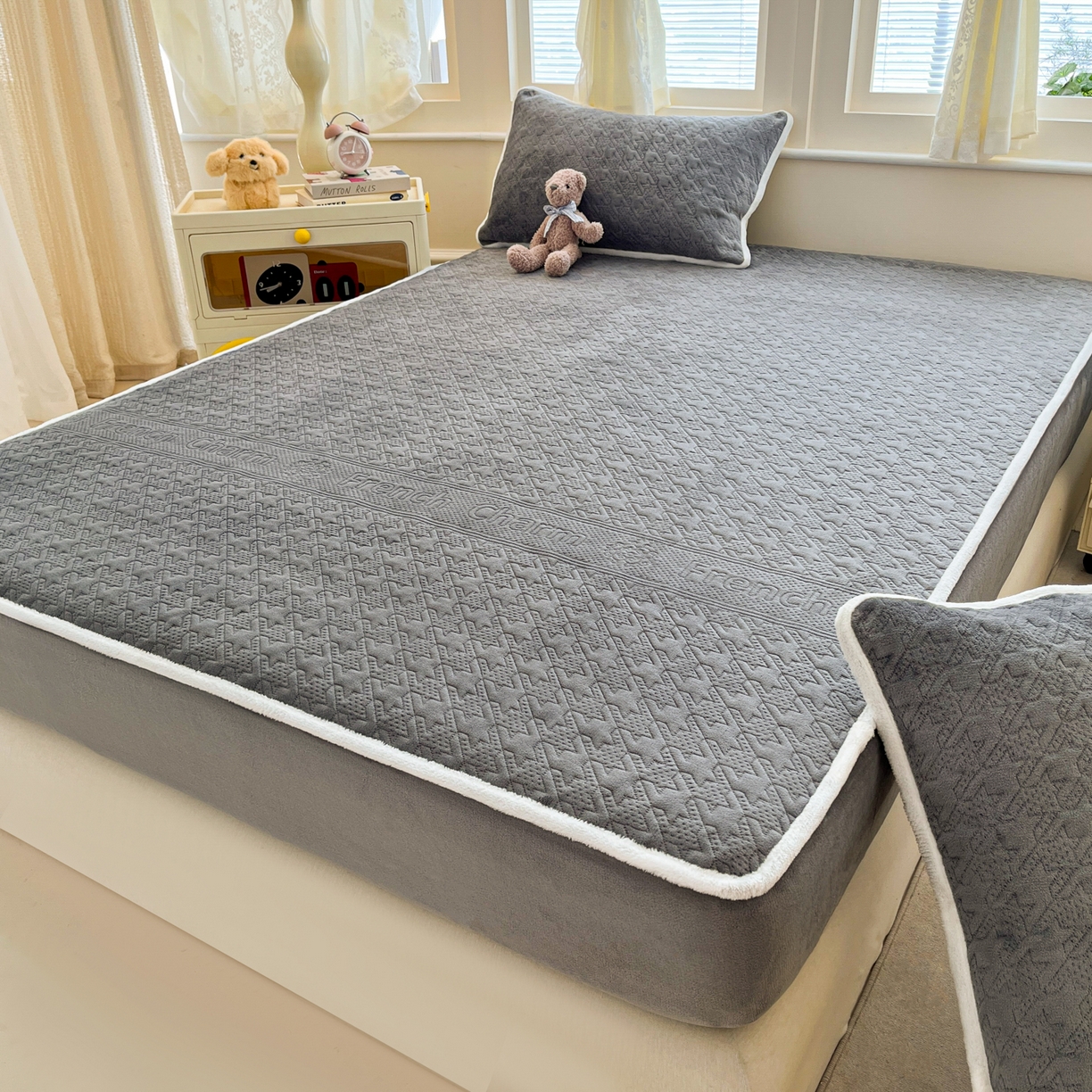 91家纺网 家纺一手货源 找家纺 卡伦家纺 2025新款抗菌雕花牛奶绒千鸟格夹棉床笠系列 千鸟格床笠-灰