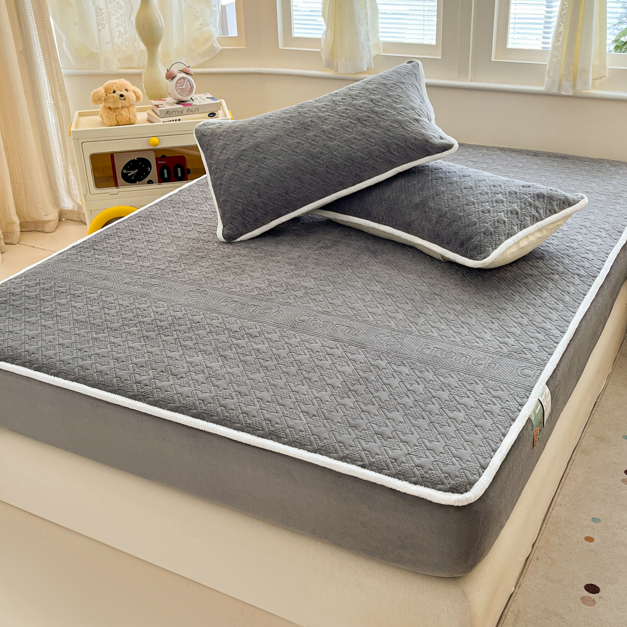 91家纺网 家纺一手货源 找家纺 卡伦家纺 2025新款抗菌雕花牛奶绒千鸟格夹棉床笠系列 千鸟格床笠-灰