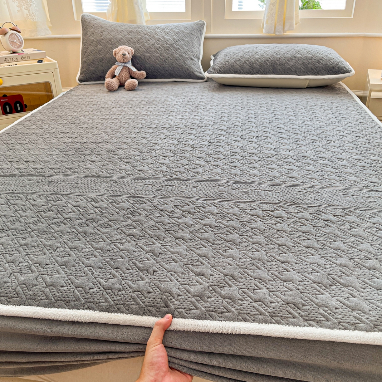 91家纺网 家纺一手货源 找家纺 卡伦家纺 2025新款抗菌雕花牛奶绒千鸟格夹棉床笠系列 千鸟格床笠-灰