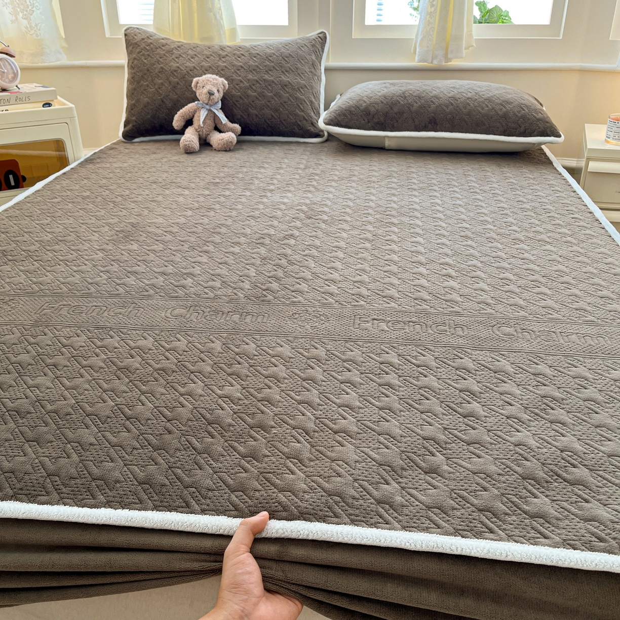 91家纺网 家纺一手货源 找家纺 卡伦家纺 2025新款抗菌雕花牛奶绒千鸟格夹棉床笠系列 千鸟格床笠-淡灰