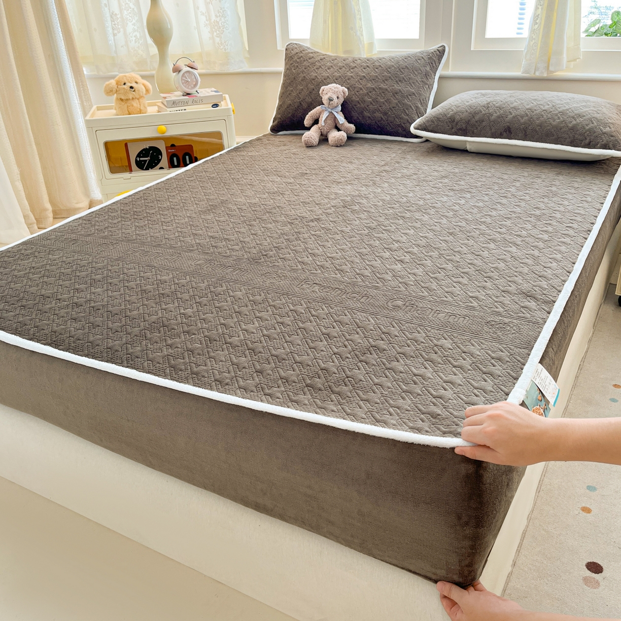 91家纺网 家纺一手货源 找家纺 卡伦家纺 2025新款抗菌雕花牛奶绒千鸟格夹棉床笠系列 千鸟格床笠-淡灰