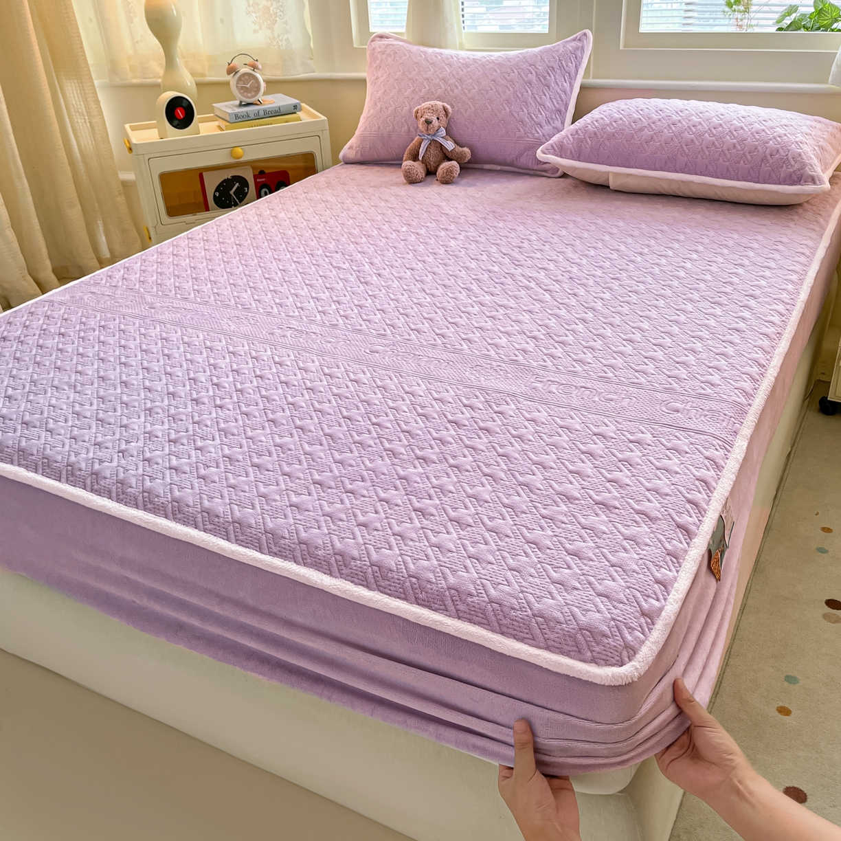 91家纺网 家纺一手货源 找家纺 卡伦家纺 2025新款抗菌雕花牛奶绒千鸟格夹棉床笠系列 千鸟格床笠-紫