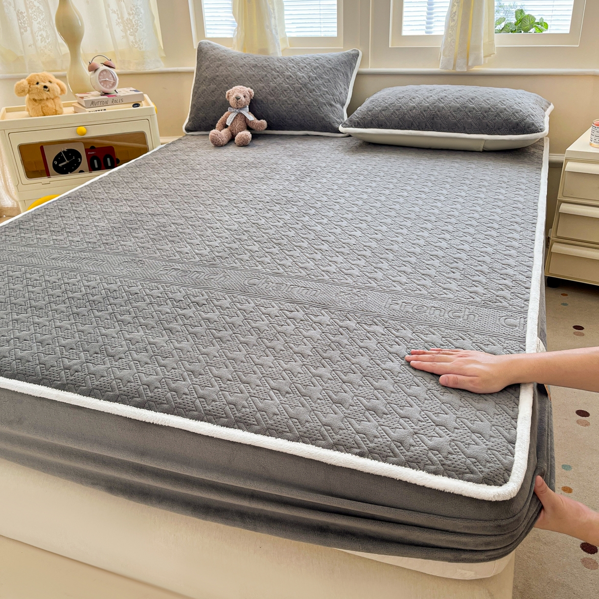 91家纺网 家纺一手货源 找家纺 卡伦家纺 2025新款抗菌雕花牛奶绒千鸟格夹棉床笠系列 千鸟格床笠-灰