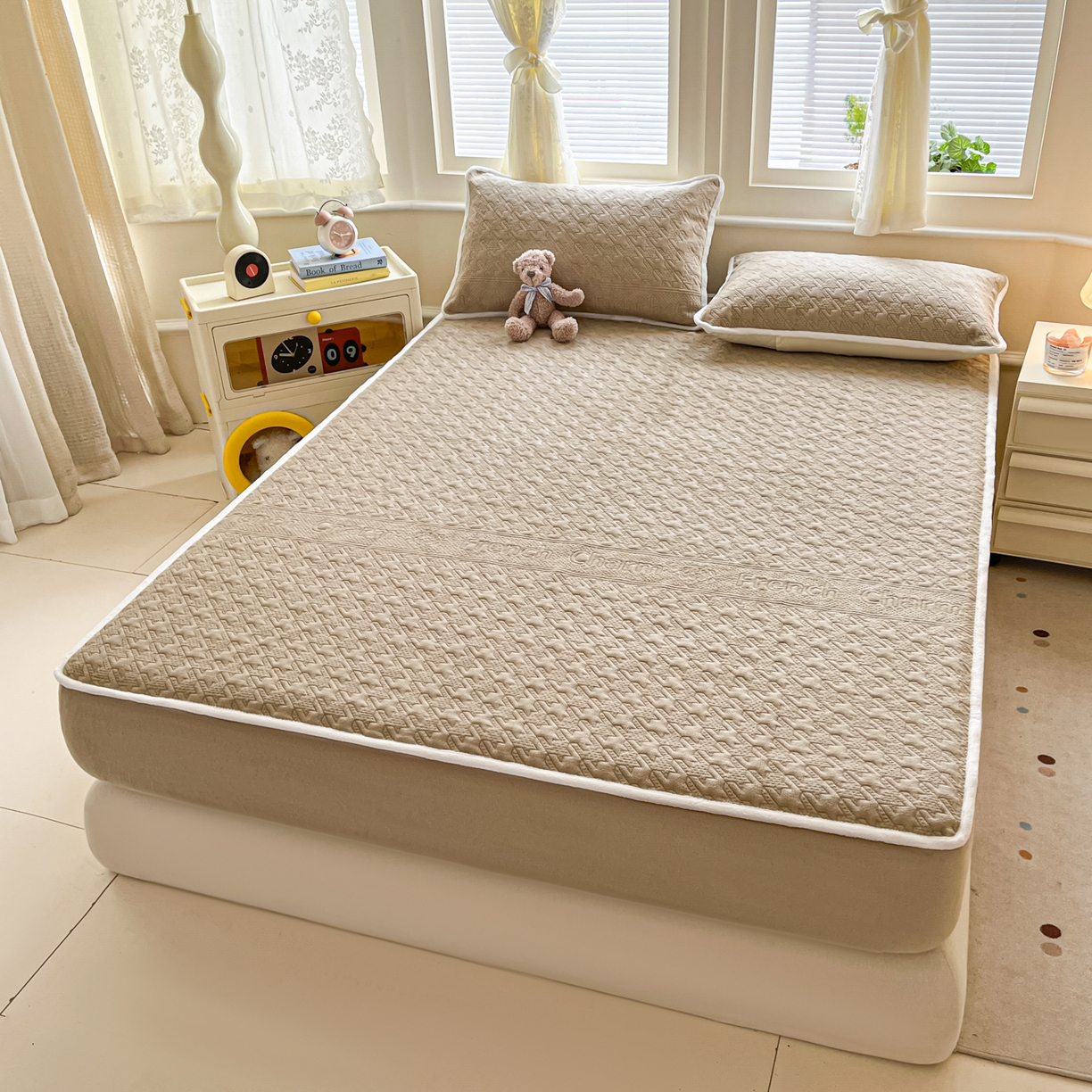 91家纺网 家纺一手货源 找家纺 卡伦家纺 2025新款抗菌雕花牛奶绒千鸟格夹棉床笠系列 千鸟格床笠-咖