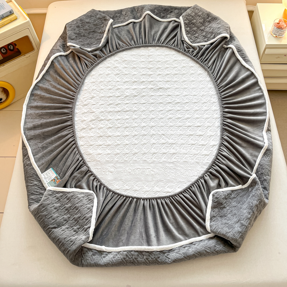 91家纺网 家纺一手货源 找家纺 卡伦家纺 2025新款抗菌雕花牛奶绒千鸟格夹棉床笠系列 千鸟格床笠-灰