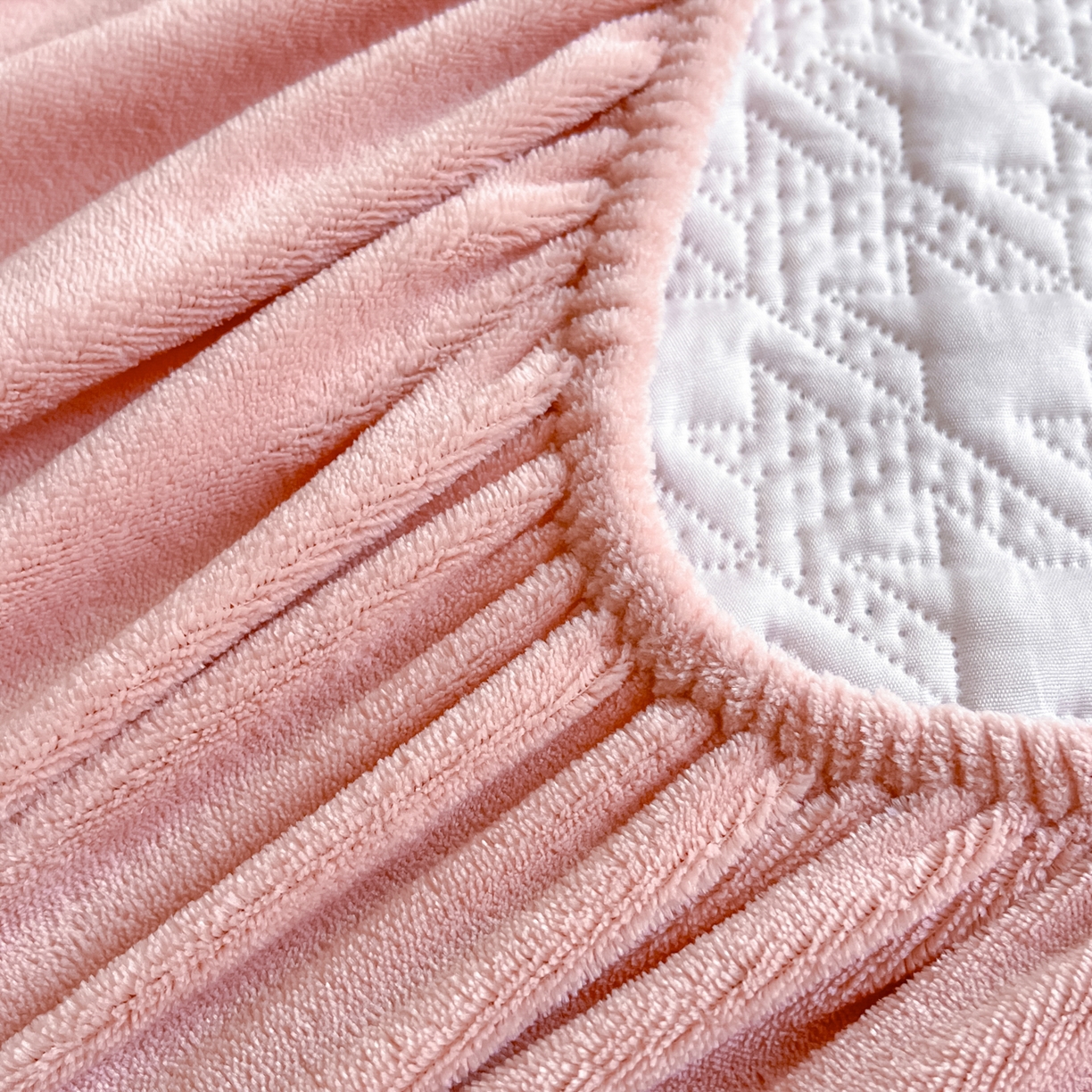 91家纺网 家纺一手货源 找家纺 卡伦家纺 2025新款抗菌雕花牛奶绒千鸟格夹棉床笠系列 千鸟格床笠-粉