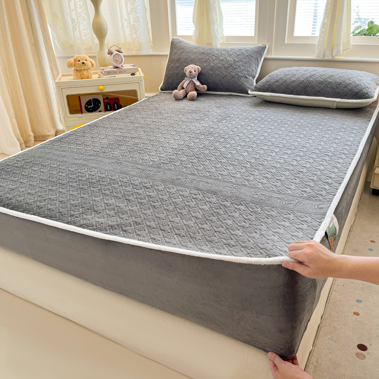 91家纺网 家纺一手货源 找家纺 卡伦家纺 2025新款抗菌雕花牛奶绒千鸟格夹棉床笠系列 千鸟格床笠-灰