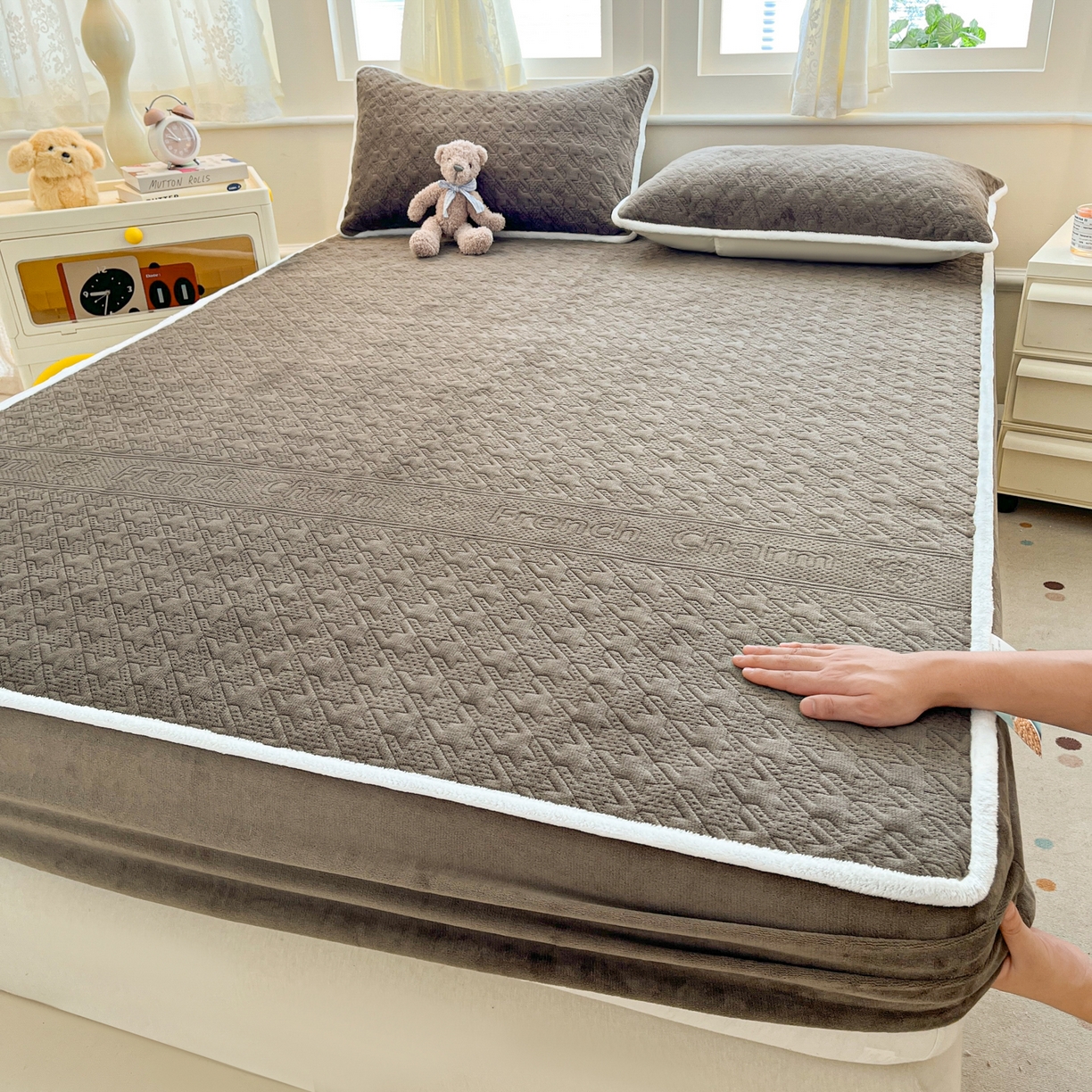 91家纺网 家纺一手货源 找家纺 卡伦家纺 2025新款抗菌雕花牛奶绒千鸟格夹棉床笠系列 千鸟格床笠-淡灰