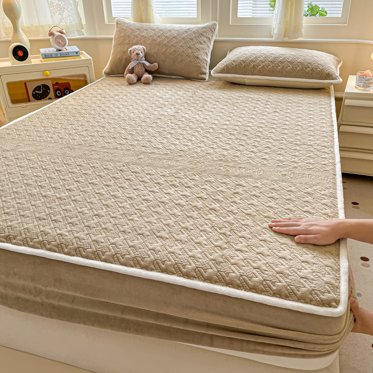 91家纺网 家纺一手货源 找家纺 卡伦家纺 2025新款抗菌雕花牛奶绒千鸟格夹棉床笠系列 千鸟格床笠-咖