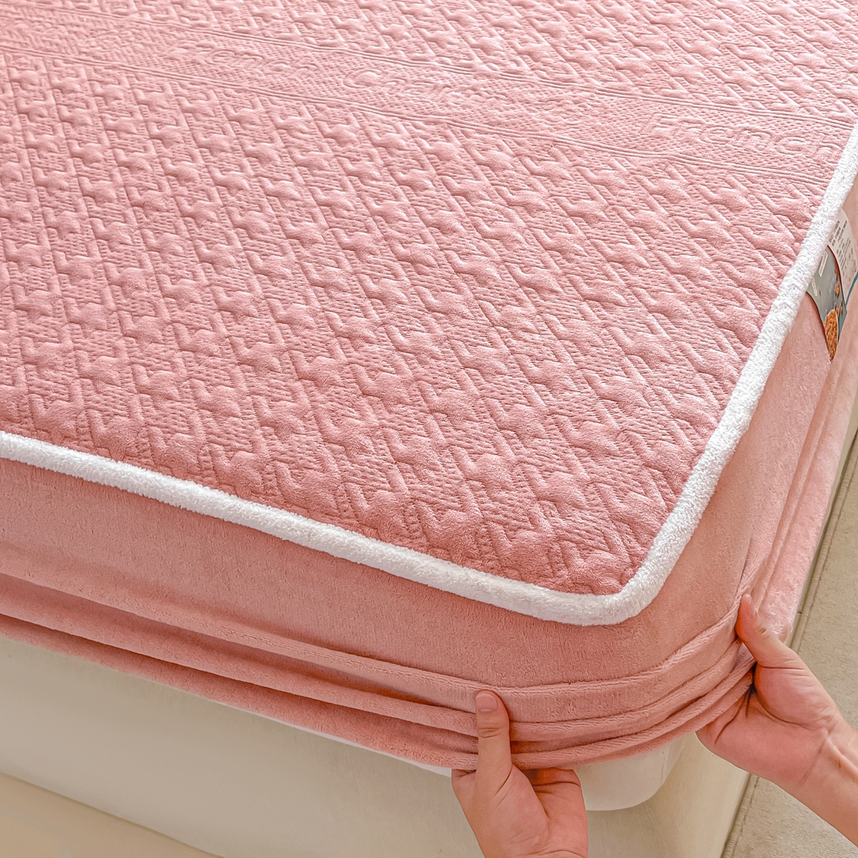 91家纺网 家纺一手货源 找家纺 卡伦家纺 2025新款抗菌雕花牛奶绒千鸟格夹棉床笠系列 千鸟格床笠-粉