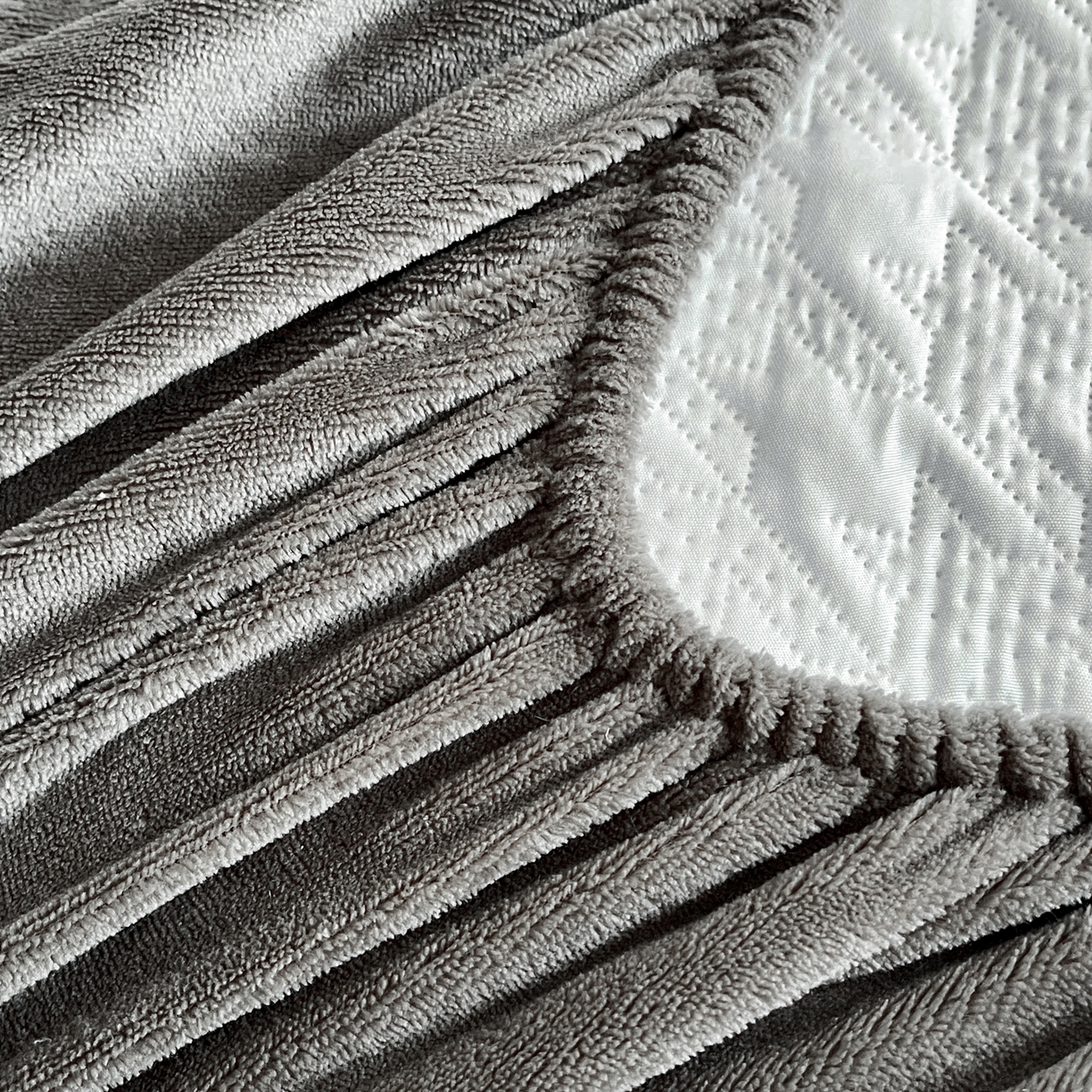 91家纺网 家纺一手货源 找家纺 卡伦家纺 2025新款抗菌雕花牛奶绒千鸟格夹棉床笠系列 千鸟格床笠-灰