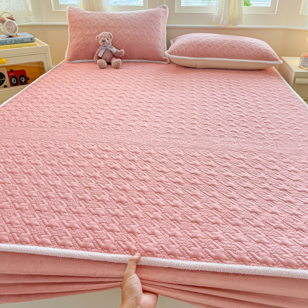 91家纺网 家纺一手货源 找家纺 卡伦家纺 2025新款抗菌雕花牛奶绒千鸟格夹棉床笠系列 千鸟格床笠-粉