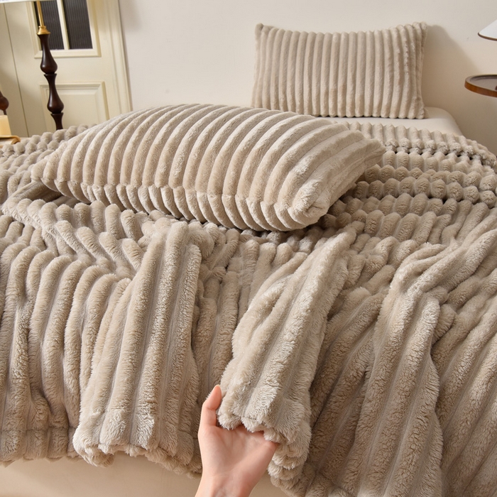 91家纺网 家纺一手货源 找家纺 圣靓 2025新款高克重牛奶绒抽条毛毯 卡其