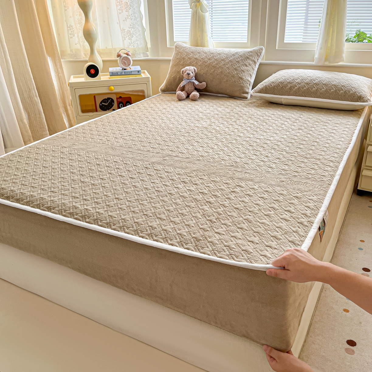 91家纺网 家纺一手货源 找家纺 卡伦家纺 2025新款抗菌雕花牛奶绒千鸟格夹棉床笠系列 千鸟格床笠-咖