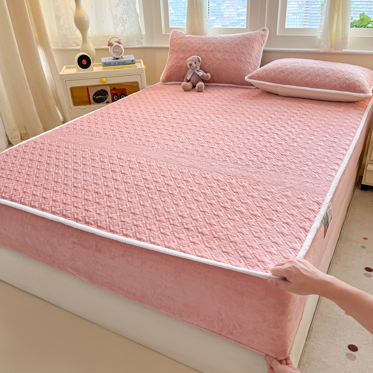 91家纺网 家纺一手货源 找家纺 卡伦家纺 2025新款抗菌雕花牛奶绒千鸟格夹棉床笠系列 千鸟格床笠-粉