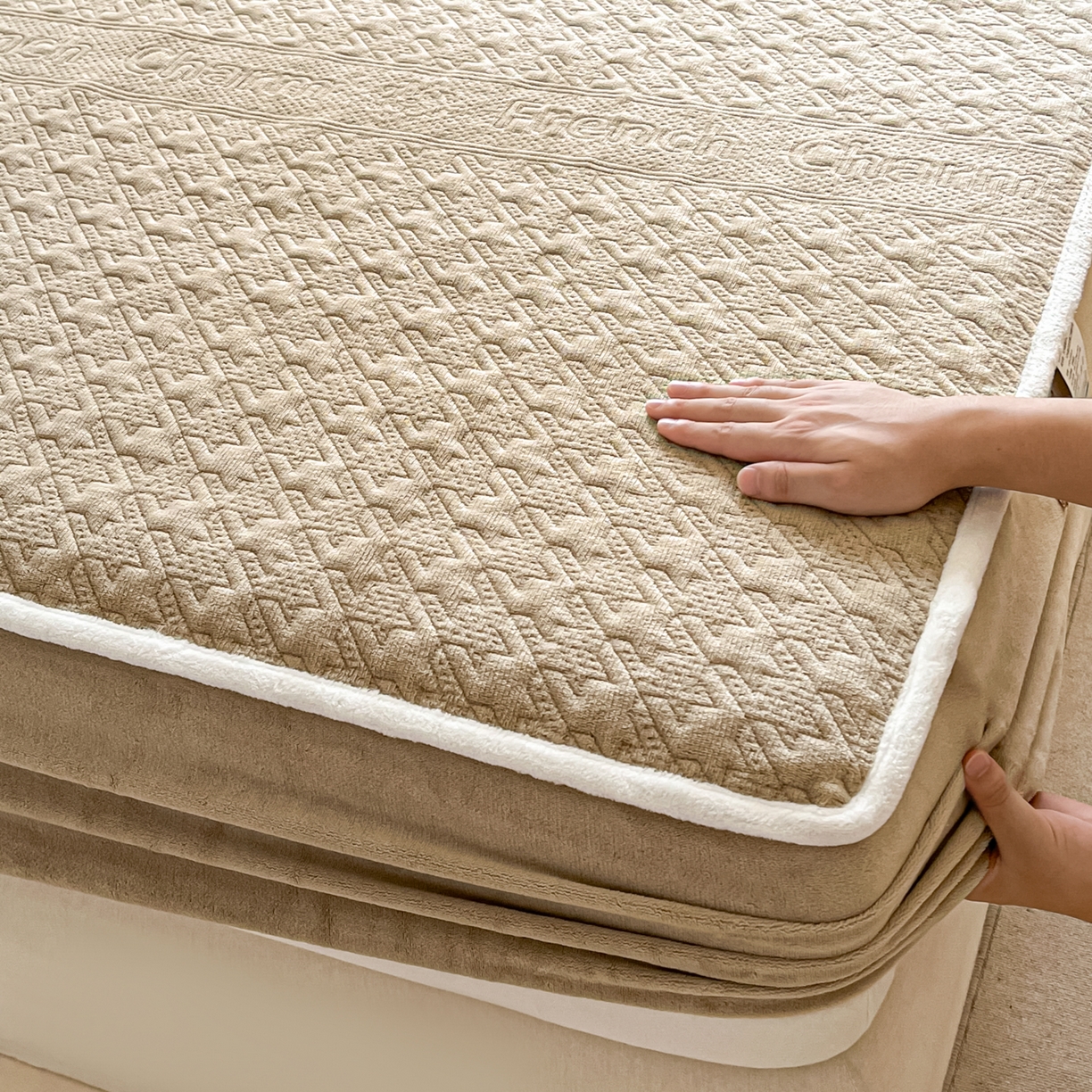 91家纺网 家纺一手货源 找家纺 卡伦家纺 2025新款抗菌雕花牛奶绒千鸟格夹棉床笠系列 千鸟格床笠-咖