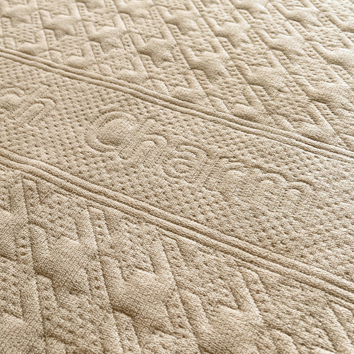 91家纺网 家纺一手货源 找家纺 卡伦家纺 2025新款抗菌雕花牛奶绒千鸟格夹棉床笠系列 千鸟格床笠-咖