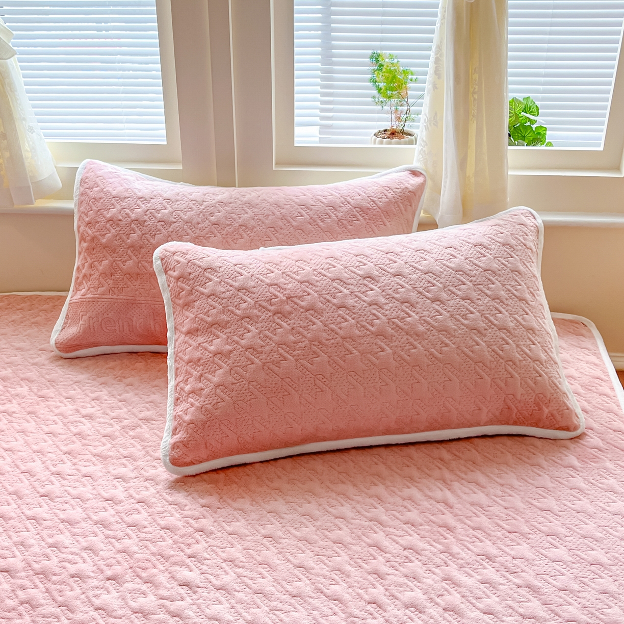 91家纺网 家纺一手货源 找家纺 卡伦家纺 2025新款抗菌雕花牛奶绒千鸟格夹棉床笠系列 千鸟格床笠-粉