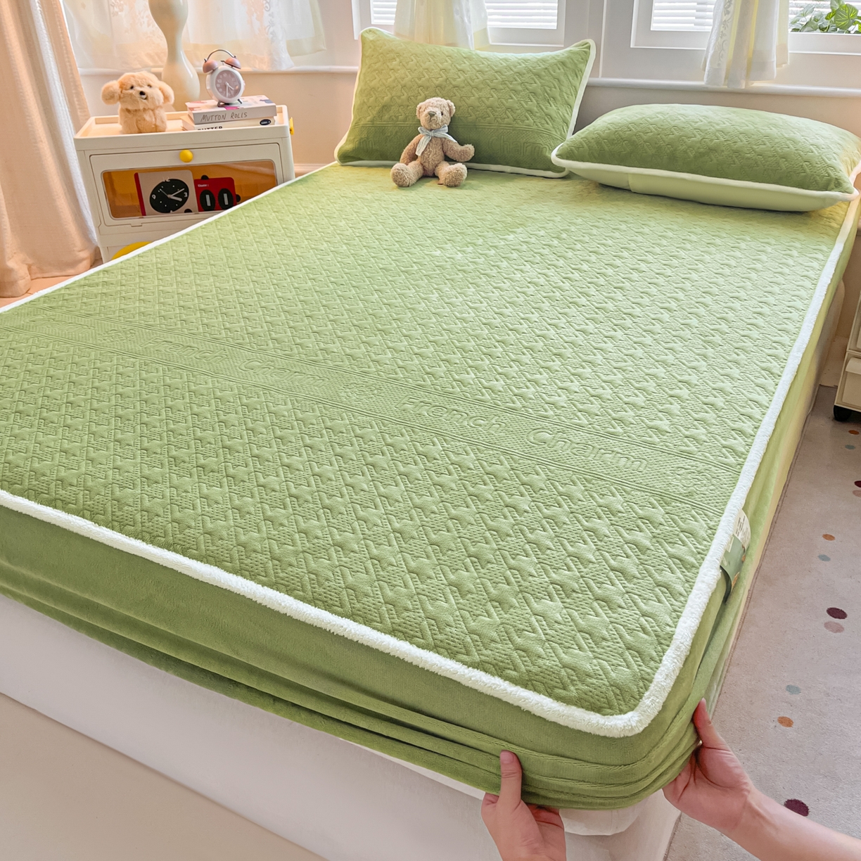 91家纺网 家纺一手货源 找家纺 卡伦家纺 2025新款抗菌雕花牛奶绒千鸟格夹棉床笠系列 千鸟格床笠-绿