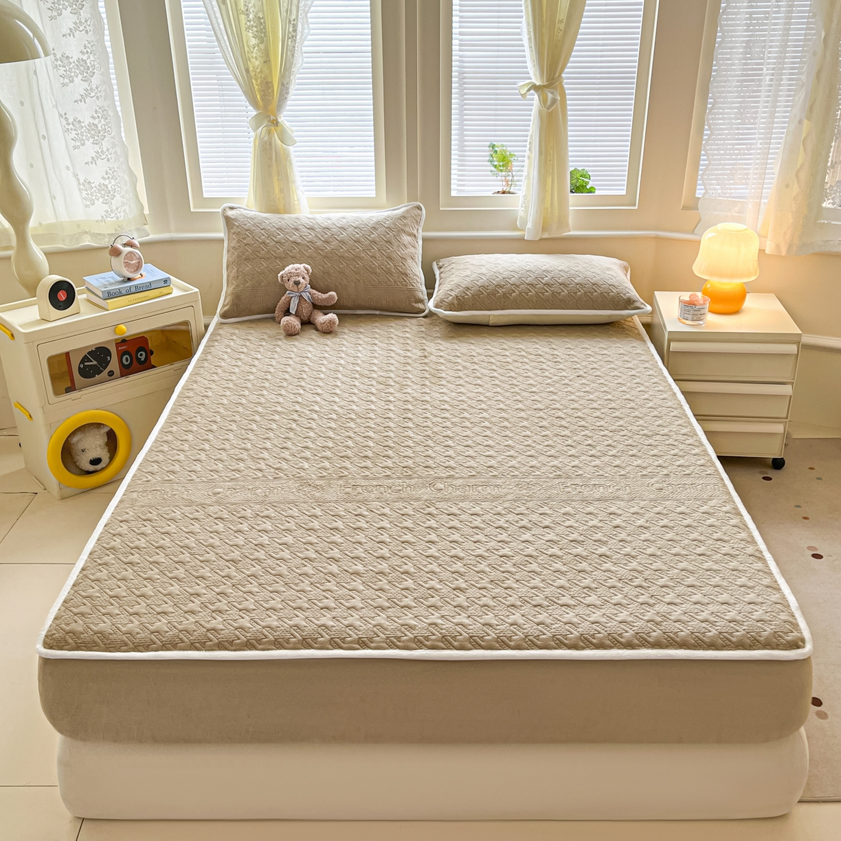 91家纺网 家纺一手货源 找家纺 卡伦家纺 2025新款抗菌雕花牛奶绒千鸟格夹棉床笠系列 千鸟格床笠-咖