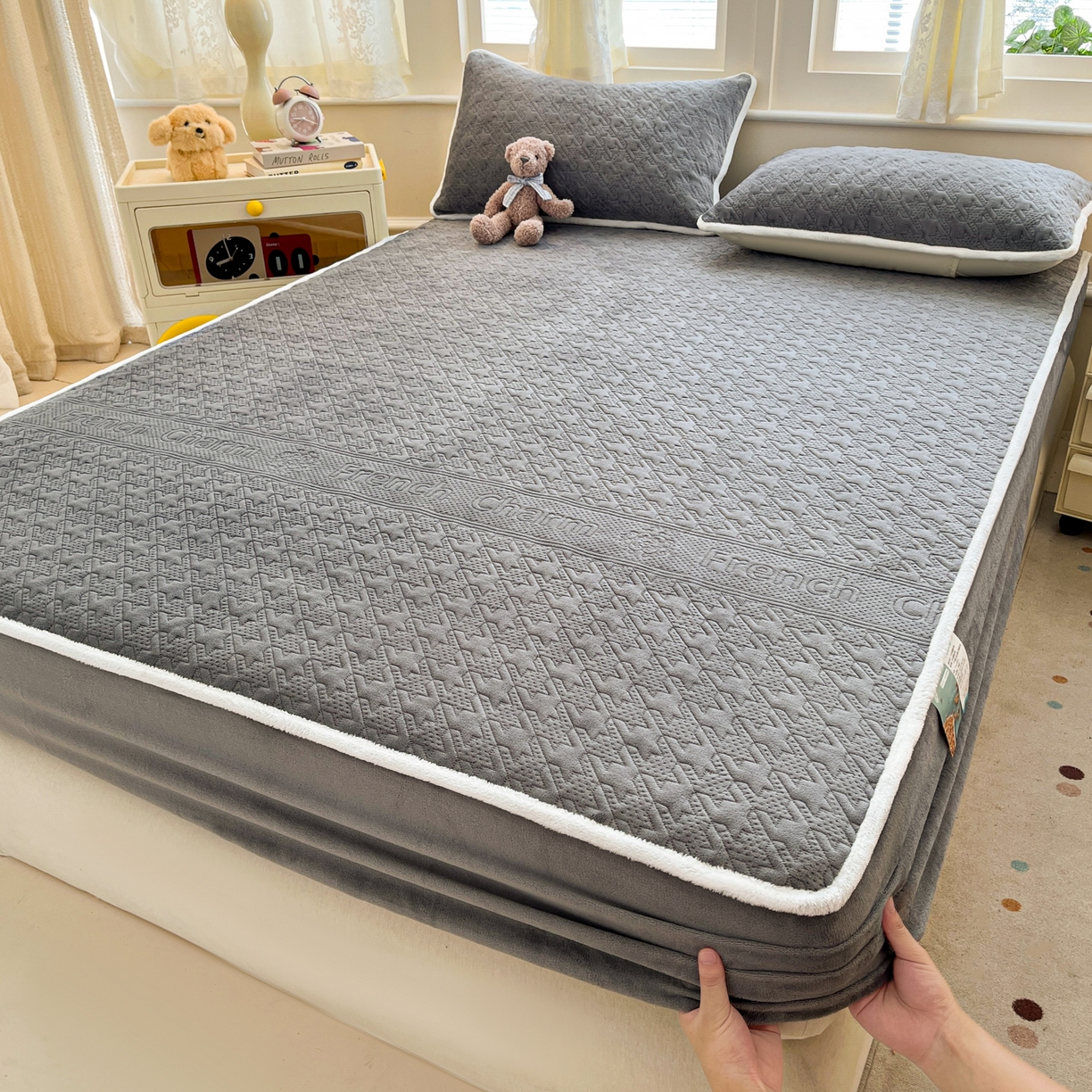 91家纺网 家纺一手货源 找家纺 （总）卡伦家纺 2025新款抗菌雕花牛奶绒千鸟格夹棉床笠系列